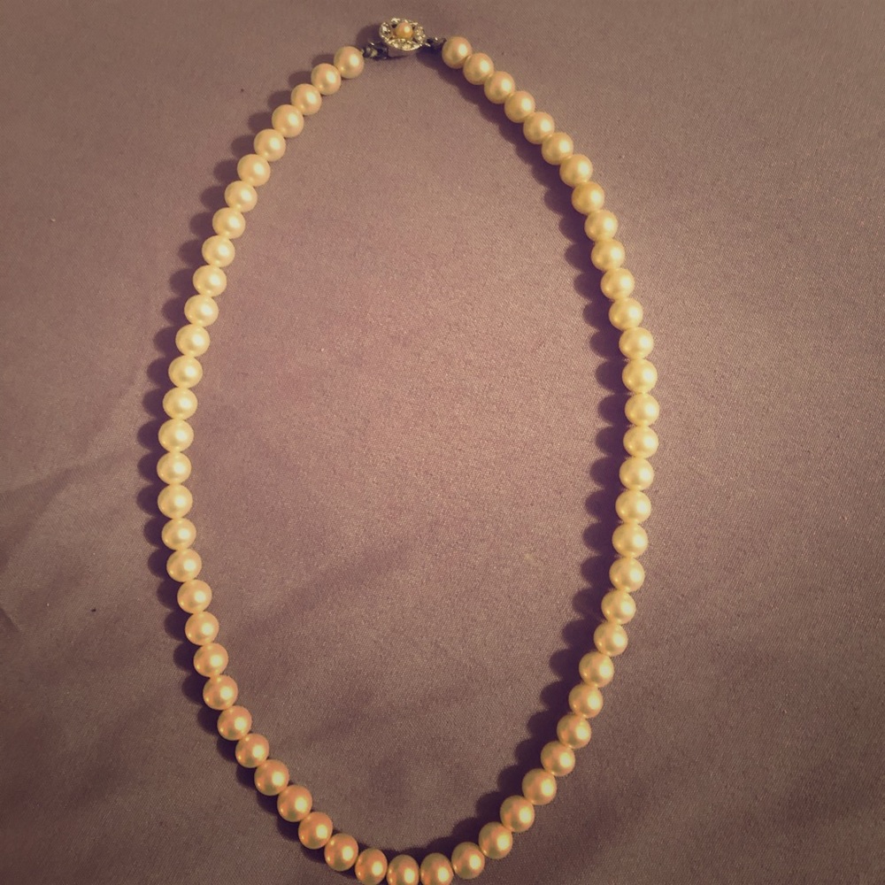 Beautiful antique looking faux pearl necklace!